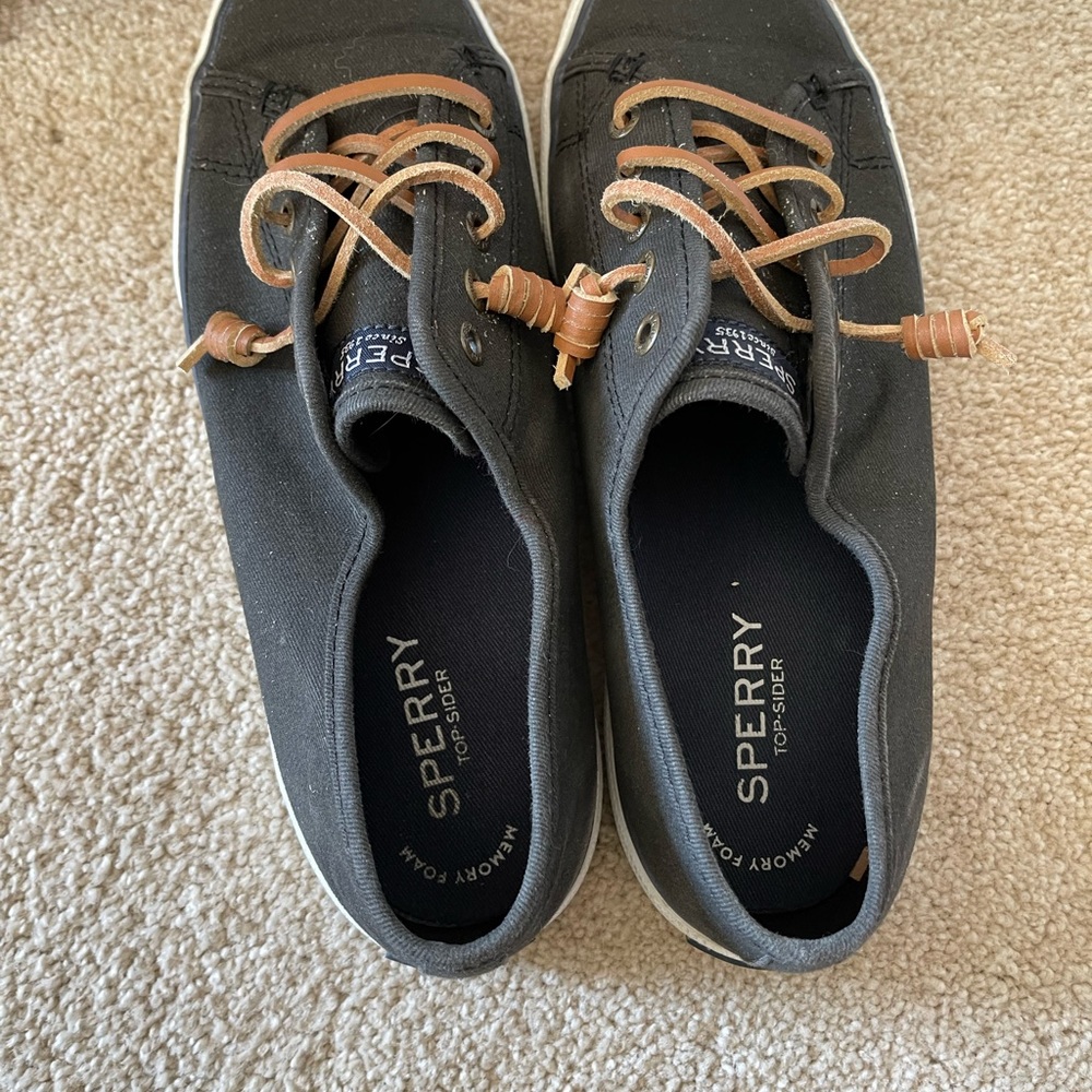 Woman’s Sperry tennis shoes